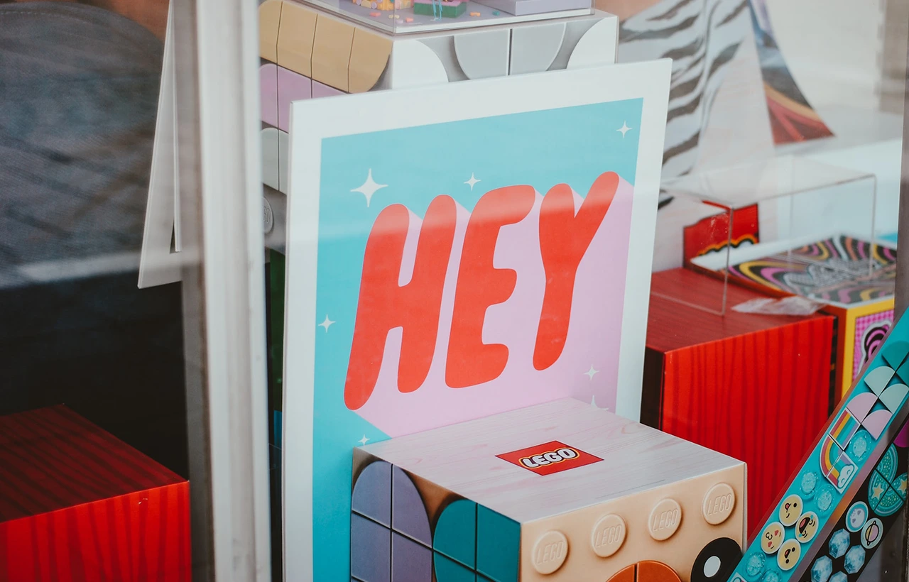 oawfeed elemen desain grafis tipografi lego unplash